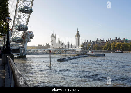 Pier Festival avec le London Eye et les chambres du Parlement sur les rives de la Tamise à Londres, à la lumière du jour Banque D'Images