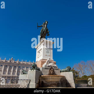 Monument au roi Felipe IV sur la Plaza de Oriente, Madrid, Espagne Banque D'Images