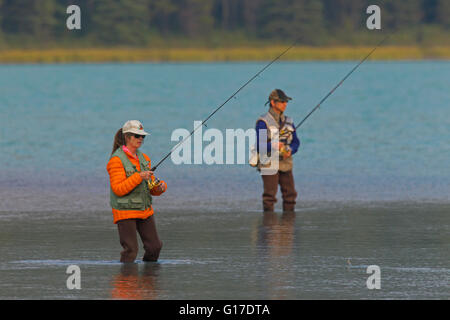 Couple de pêcheurs à la mouche Pêche à la mouche dans la région de lake, Alberta, montagnes Rocheuses, Canada Banque D'Images