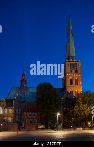 La Jakobikirche gothique brique / église St Jakobi la nuit, la ville hanséatique de Lübeck, Schleswig-Holstein, Allemagne Banque D'Images