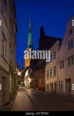 La Jakobikirche gothique brique / église St Jakobi la nuit, la ville hanséatique de Lübeck, Schleswig-Holstein, Allemagne Banque D'Images