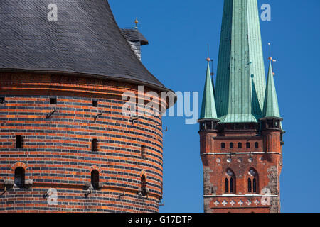 Petri-Church/ St. et d'Holstein Holstein Gate dans la ville hanséatique de Lübeck, Schleswig-Holstein, Allemagne Banque D'Images