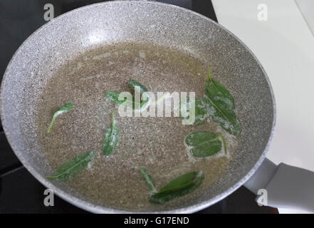 Préparation de la sauge et beurre pour les pâtes italiennes appelé ravioli Banque D'Images