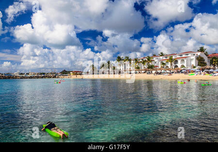 Visiteur flotte sur radeau au large plage partagée par les Simpson Bay Resort & Marina et le Flamingo Beach Resort Saint-Martin Banque D'Images