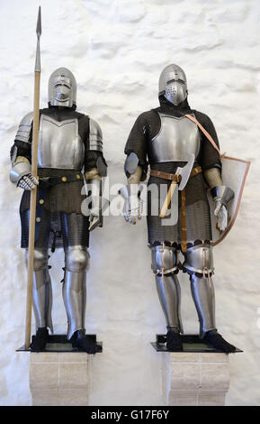 Deux knight armor en Diosgyor Castle, la Hongrie. Banque D'Images