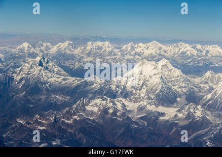 Vue de l'Himalaya de la fenêtre siège sur le vol de Paro, Bhoutan à Katmandou, Népal Banque D'Images