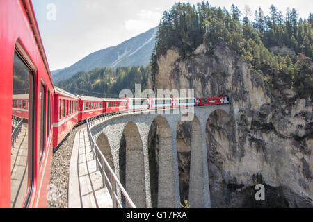 Passant sur le célèbre viaduc de Landwasser en Suisse Banque D'Images