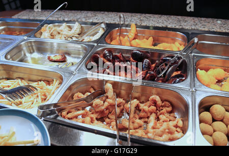 Les aliments frits dans le restaurant chinois à emporter, Banque D'Images