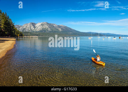 La kayakiste dans Lake Tahoe près du Camp Richardson Banque D'Images