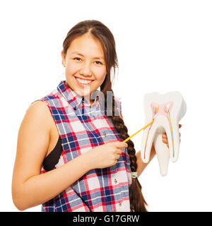 Smiling Asian girl avec l'aiguille et modèle de la dent Banque D'Images