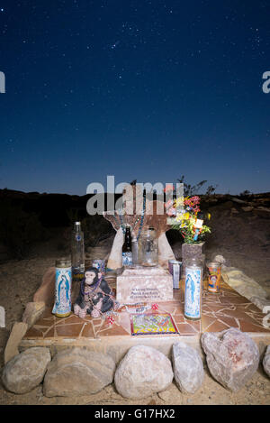 Tombe de la Terlingua Ghost Town Cemetery de nuit, l'ouest du Texas. Banque D'Images