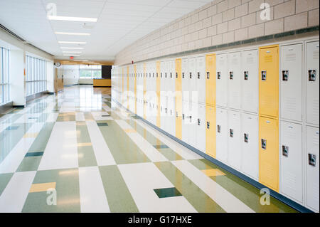 Les salles vides de l'éducation d'une école secondaire américaine moderne avec des casiers et windows Banque D'Images