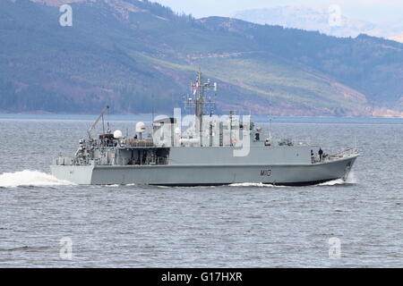 Le HMS Ramsey (M110), une classe de Sandown, destiné au chasseur de la Marine royale, arrive pour l'exercice Joint Warrior 16-1. Banque D'Images