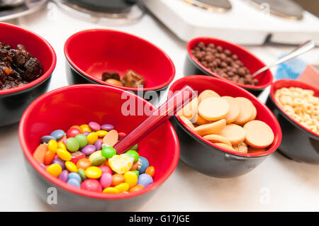 Bols de bonbons pour les enfants prêt restauration banquet Banque D'Images