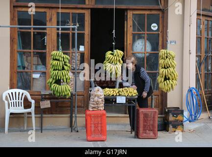 Un commerçant création de son étal de fruits et légumes sur la rue à Malia, Crète. Banque D'Images