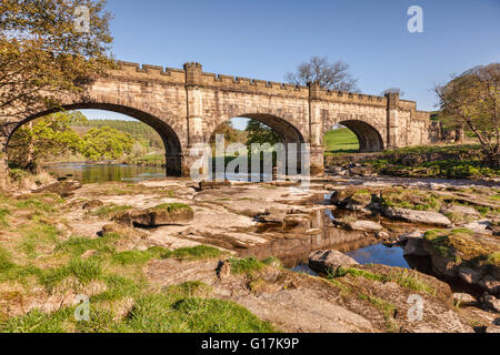 Aqueduc au-dessus de la rivière Wharfe, Bolton Abbey Estate, Yorkshire Dales National Park, North Yorkshire, Angleterre, Royaume-Uni Banque D'Images