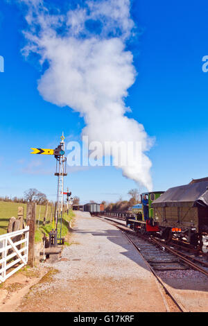 Une ancienne locomotive 0-4-0 la manoeuvre en les marchandises de triage à Washford station sur la West Somerset Railway, England, UK Banque D'Images