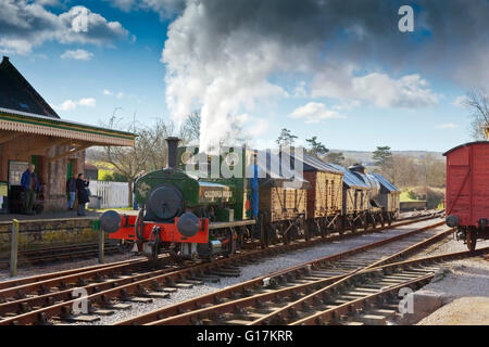 Une ancienne locomotive 0-4-0 la manoeuvre en les marchandises de triage à Washford station sur la West Somerset Railway, England, UK Banque D'Images