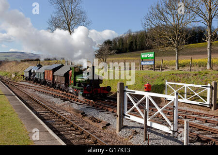 Une ancienne locomotive 0-4-0 la manoeuvre en les marchandises de triage à Washford station sur la West Somerset Railway, England, UK Banque D'Images