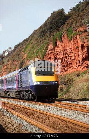 Une locomotive diesel sur le South Devon railway près de Exmouth avec falaises rouges derrière Banque D'Images