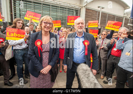 Leader du travail arrive à Jeremy Corbyn Sheffields English Institute of Sport avec du travail nouvellement élu MP Gill Furniss Banque D'Images