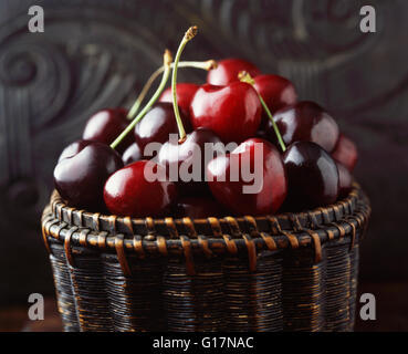 Close up of panier de cerises noires Banque D'Images