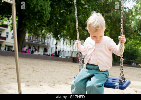 Baby Girl on swing at park Banque D'Images