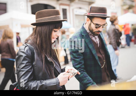 Jeune couple browsing at market Banque D'Images