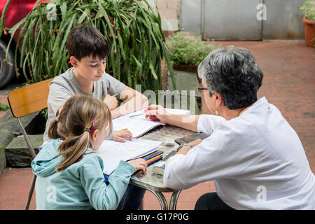 Femme hauts et petits-enfants au cafe table pointant sur la carte, Florence, Italie Banque D'Images