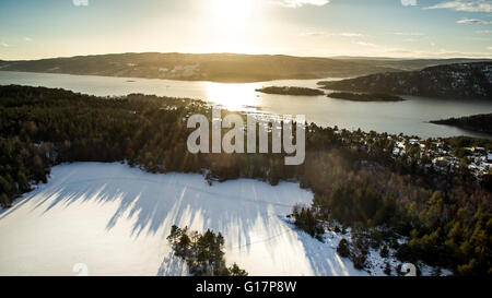Coucher de soleil sur paysage enneigé, Oscarsborg, Drobak, Norvège Banque D'Images