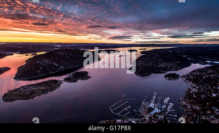 Vue aérienne de coucher de soleil sur Drobak Oscarsborg, Norvège, Banque D'Images