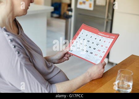 High angle vue de côté pregnant woman looking at calendar Banque D'Images