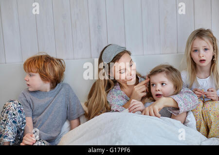 Mère et enfants ensemble au lit Banque D'Images