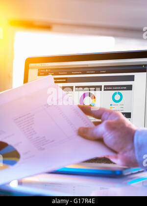 Man visionner en ligne portefeuille de placements d'épargne et de retraite Banque D'Images