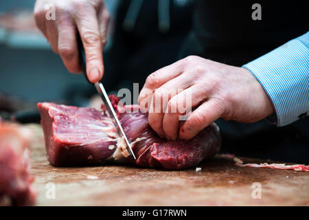 Préparer la viande de boucherie en boucherie, close-up Banque D'Images