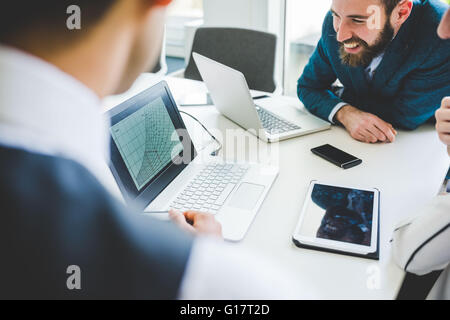 Cropped shot of young businesswoman et les hommes réunis à table de conférence Banque D'Images