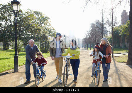 Multi generation family in park sur avec des bicyclettes Banque D'Images