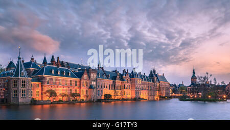 Le Binnenhof (Néerlandais), cour intérieure (anglais) est un complexe de bâtiments dans le centre-ville de La Haye, à côté de la la Hofvijver Banque D'Images