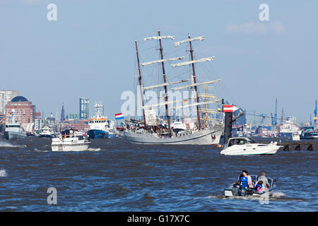 Voilier néerlandais historique 'Artémis' participant à la parade de départ de 827e anniversaire du port de Hambourg Banque D'Images