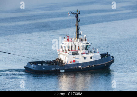 Tug boat avec superstructure blanc en cours en tirant sur la corde, side view Banque D'Images