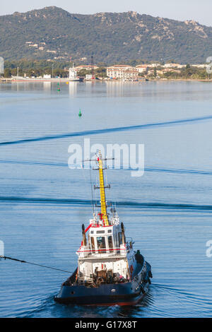 Tug boat avec superstructure blanc en cours en tirant sur la corde, photo verticale, vue arrière Banque D'Images