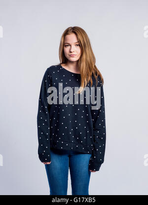 Fille de Jean et sweat-shirt, jeune femme, studio shot Banque D'Images