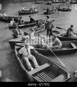 Les gens de bateaux à rame sur le lac le dimanche, Central Park, New York City, New York, USA, Marjorie Collins pour l'Office of War Information, septembre 1942 Banque D'Images