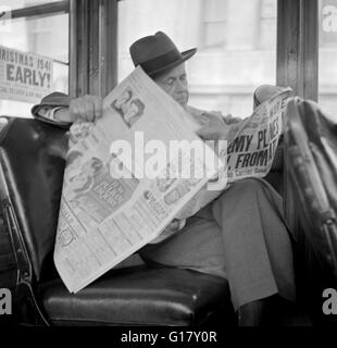 Homme lisant le journal dans le bus, le lundi matin après l'attaque japonaise sur Pearl Harbor, San Francisco, Californie, USA, le 8 décembre 1941 Banque D'Images