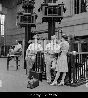 Les soldats attendent le train, Pennsylvania Station, New York City, New York, USA, Marjorie Collins pour le Bureau de la guerre, de l'Information Août 1942 Banque D'Images