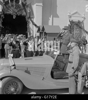 Le général Charles de Gaulle, accompagné du Général Charles Mast, saluant comme groupe joue Marseillaise en dehors de palais d'été du bey de Tunis, Carthage, Tunisie, Marjorie Collins pour l'Office of War Information, Juin 1943 Banque D'Images