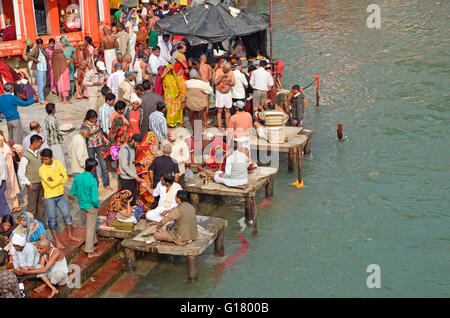 Activités religieuses hindoues à Har-ki-Paudi, Haridwar, Uttarakhand, Inde Banque D'Images