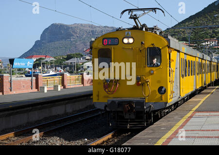 La station de Kalk Bay WESTERN CAPE AFRIQUE DU SUD un train de banlieue sur la ligne côtière à Cape Town Banque D'Images