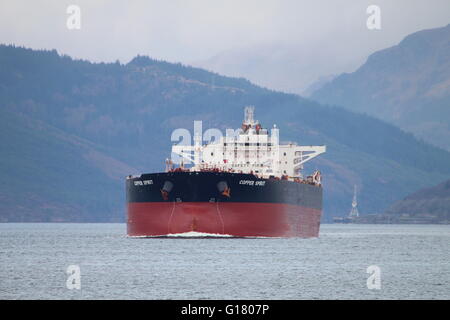 L'esprit de cuivre pétroliers sur le Firth of Clyde après avoir visité l'Finnart oil terminal sur le Loch Long. Banque D'Images