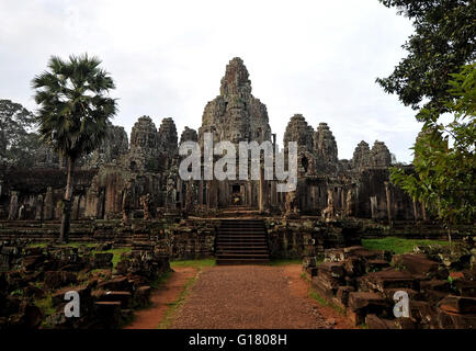 Le Bayon est bien connu et richement décorées temple Khmer à Angkor au Cambodge. Banque D'Images